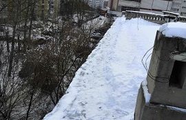 Очистка кровли дома по адресу ул. Елькина, 4а