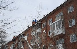 Уборка снежных навесов с кровли домов