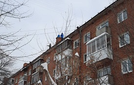 Уборка снежных навесов с кровли домов